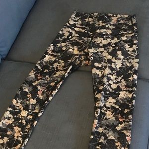 Lululemon Wunder Under high Rise and sorel sandals